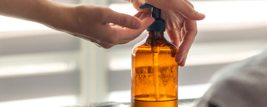 Frasco de vidro com óleo de cuidado, elegante produto cosmético