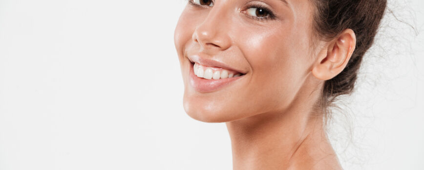 Recorte próximo retrato de uma bela mulher sorridente
