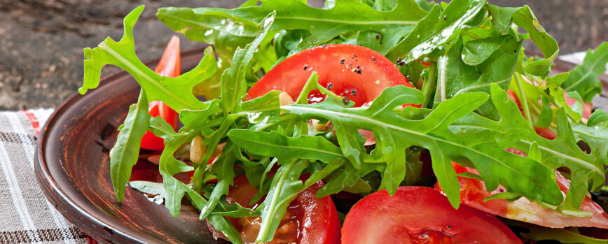 Salada de rúcula, tomate e pinhões