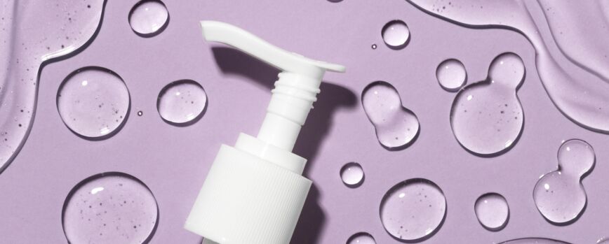 Colocação plana de respingos de gel hidroalcoólico com dispensador
