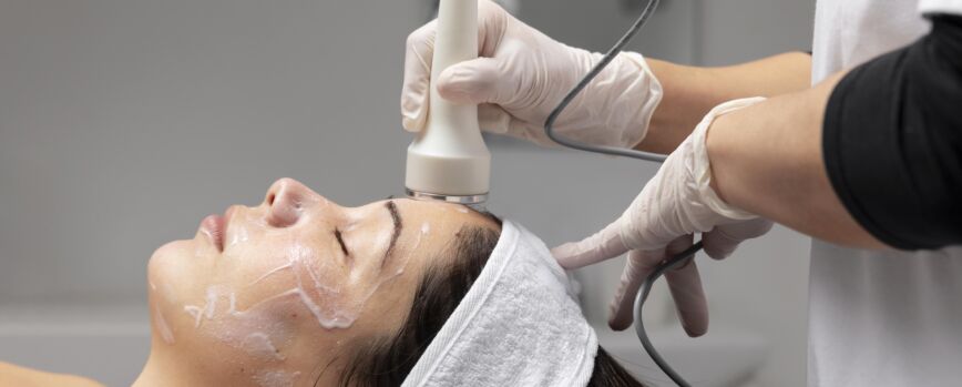 Mulher jovem recebendo um tratamento facial