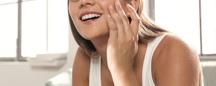 Uma bela mulher jovem testando produtos de beleza