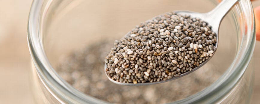 Sementes de chia nutritivas em uma colher, de perto.
