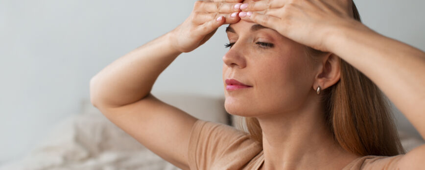 Mulher de tiro médio praticando yoga facial
