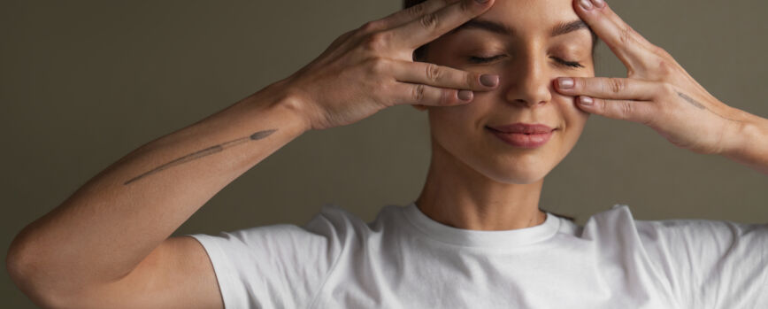 Retrato de mulher jovem praticando yoga facial para jovens