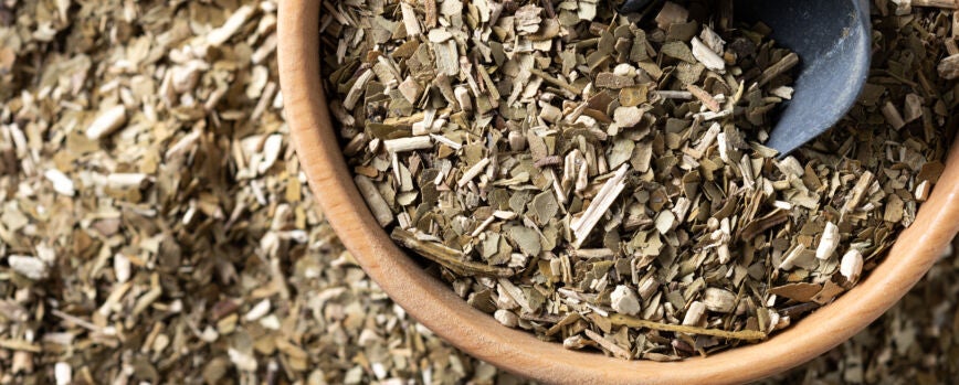 Erva-mate tradicional em uma tigela de madeira em uma mesa de madeira