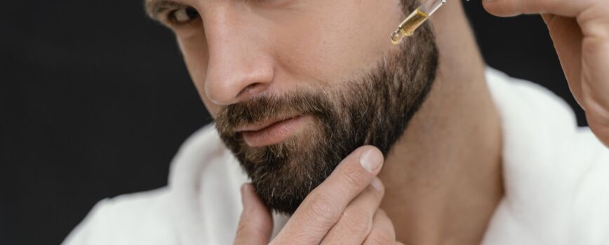 Homem usando óleos naturais para o rosto