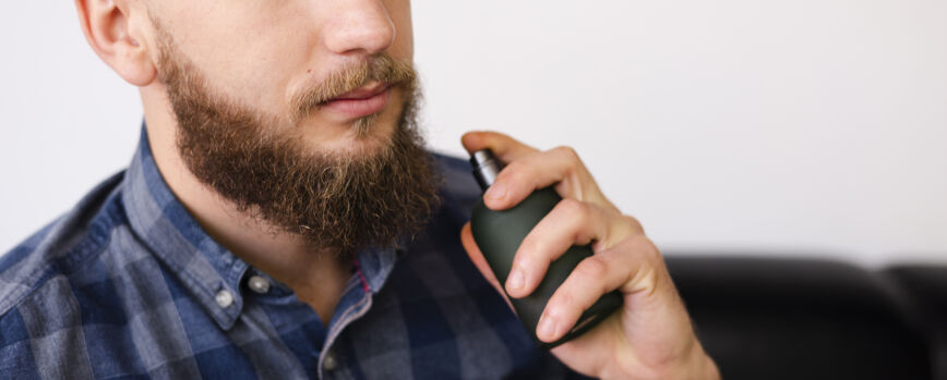 Homem usando um spray depois de cortar o cabelo