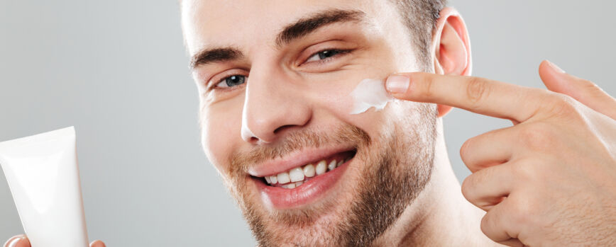 Retrato de beleza de um homem meio nu sorridente