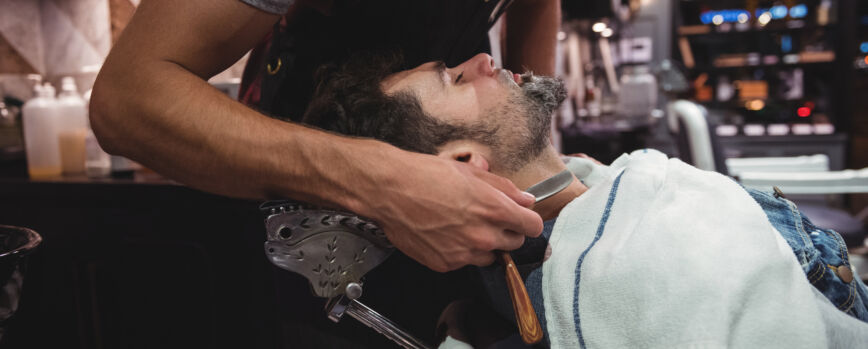 Homem barbeando a barba com lâmina
