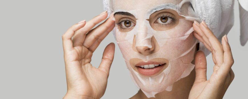 Mujer aplicar mascarilla de belleza facial