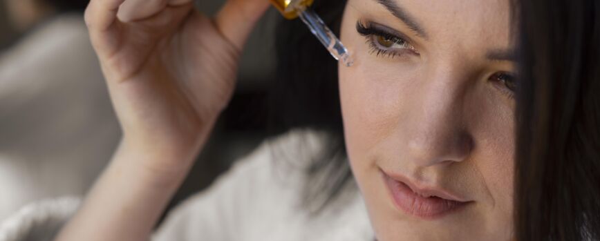 Mujer aplicar suero facial cerrar