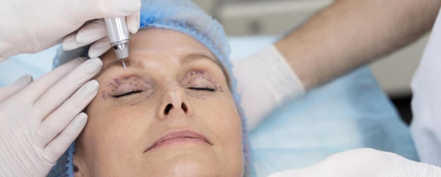 Mulher de perto durante a cirurgia plástica