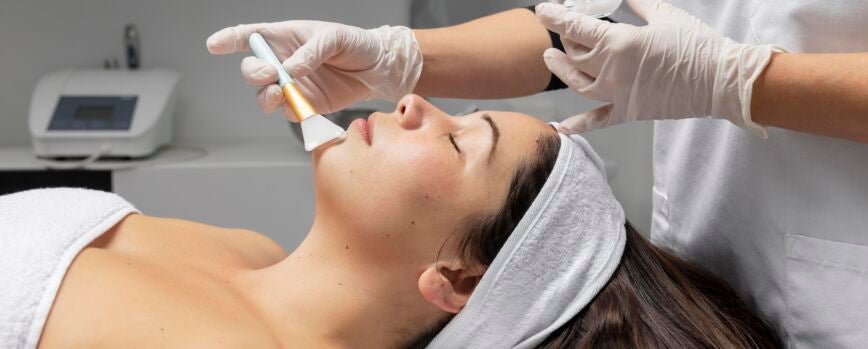 Mulher jovem recebendo um tratamento de cuidado facial da pele