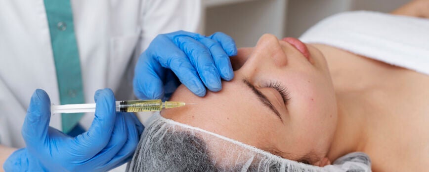 Mulher recebendo tratamento facial prp