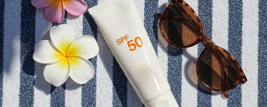 O essencial para o verão: protetor solar, óculos de sol e flores