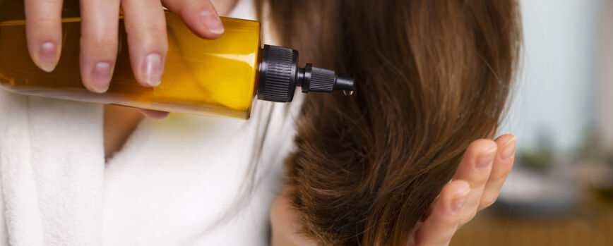 Rotina noturna de cuidados com o cabelo de mulher vista de frente