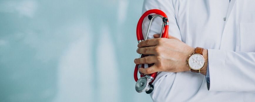 Jovem e atraente médico com bata médica e estetoscópio