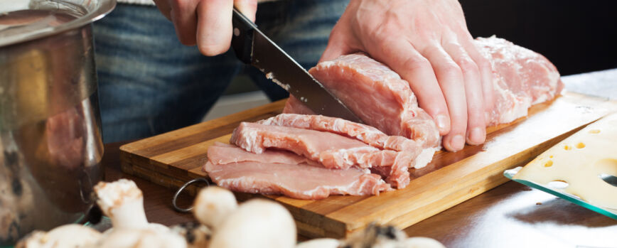 cortando carne crua