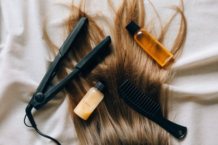 Design estético plano de produtos para cabelo e ferramentas para penteado e cuidados.